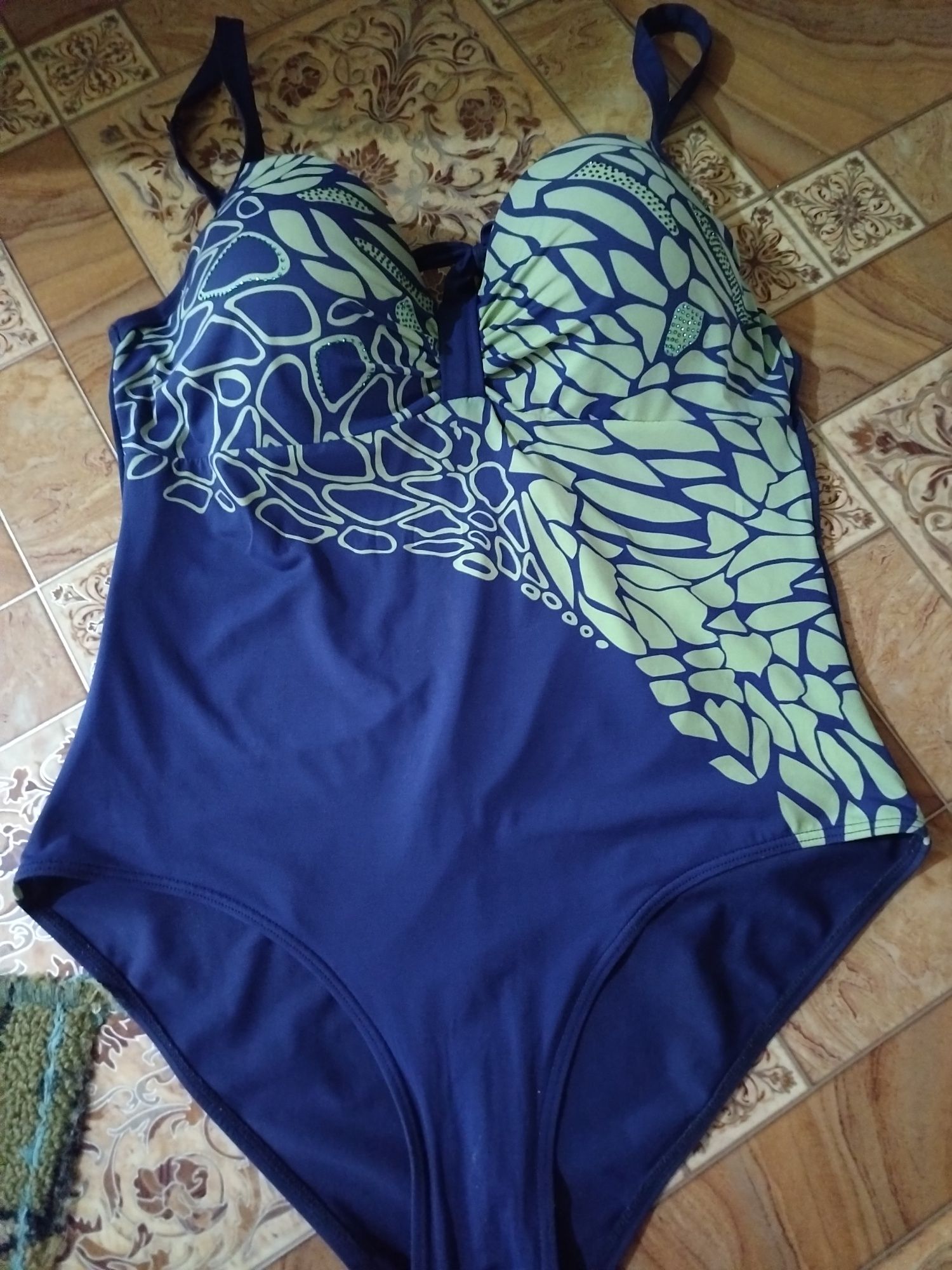 Продам купальники, шляпы