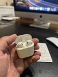 Apple airpods наушник.