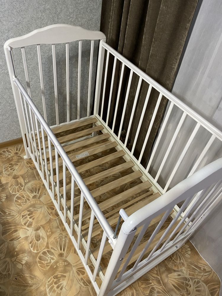 Продаю детскую кроватку с матрасом