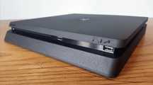 PS4 Slim + 2 джойстика и несколько дисков с играми
