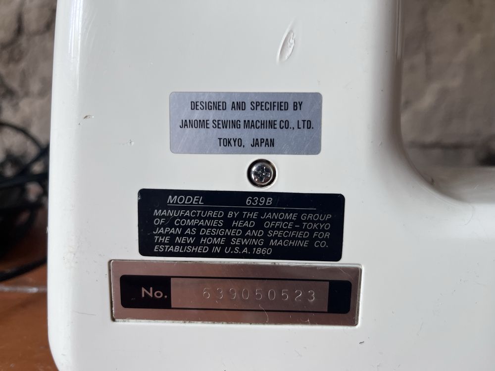 Продам швейную машинку Janome