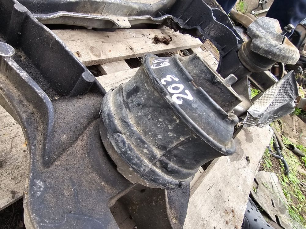 Подушка двигателя Мерседес Мерс цешка 203 611 Mercedes c220 w203