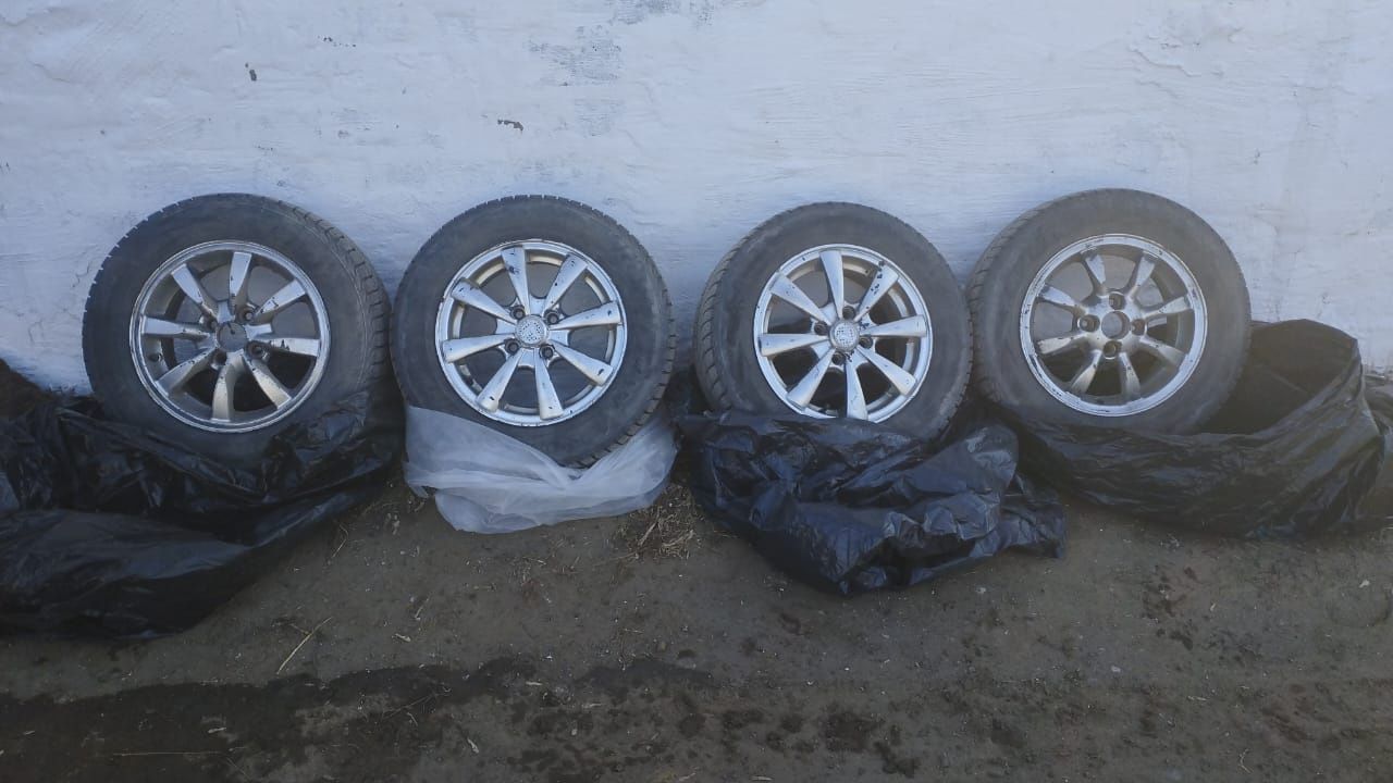 Продам колеса литьё 4/100 с зимними шинами