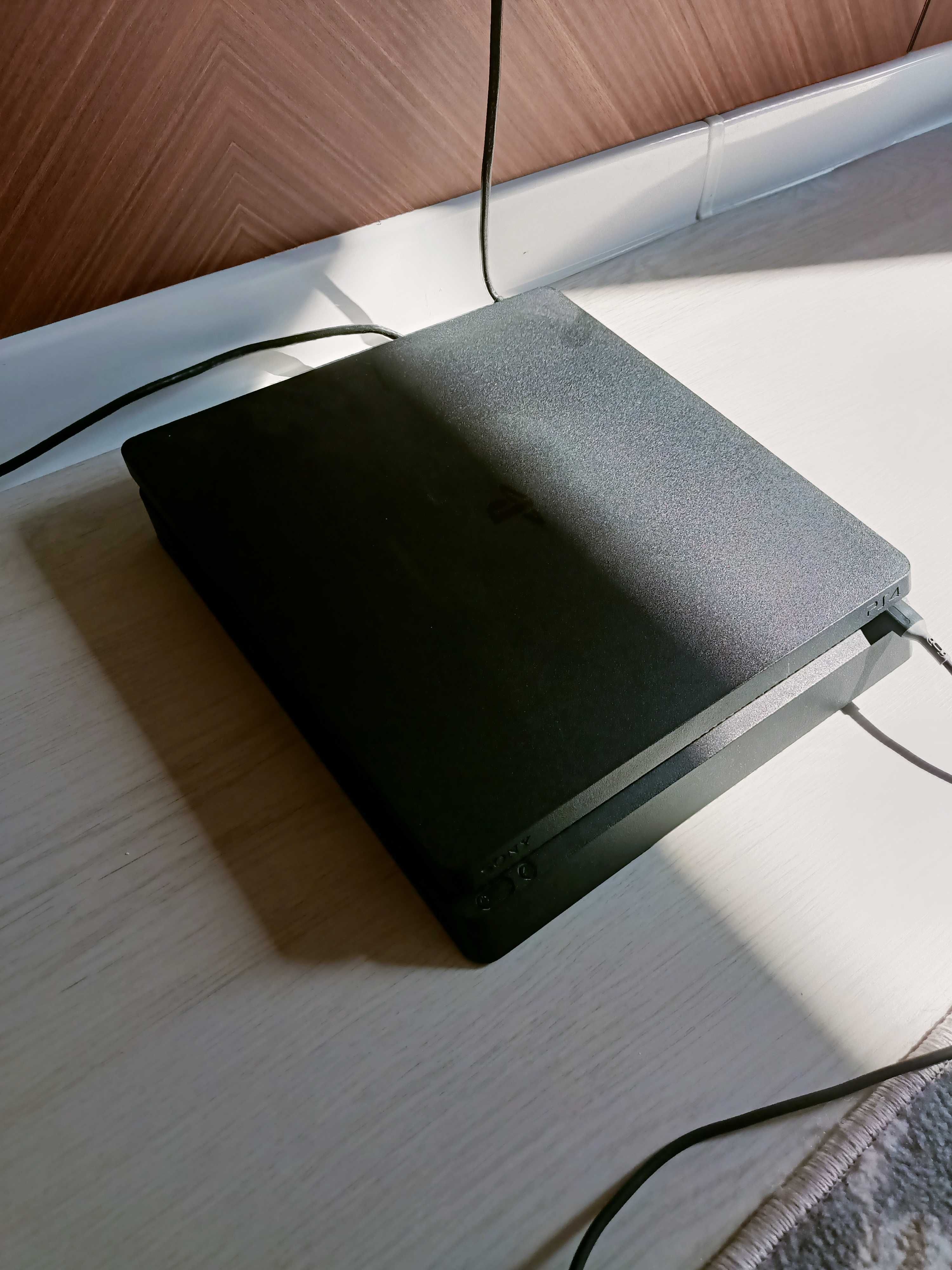 Продам PS 4 slim 1 TB + 2 джойстика с играми в отличном состоянии