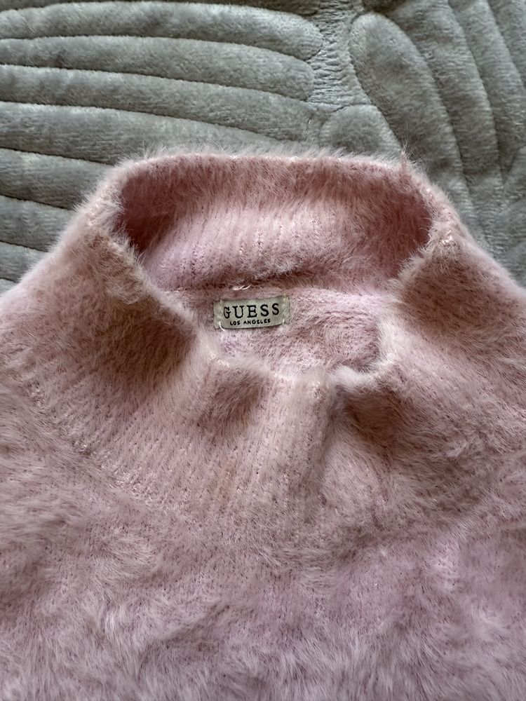 Пушистый розовый свитер Guess