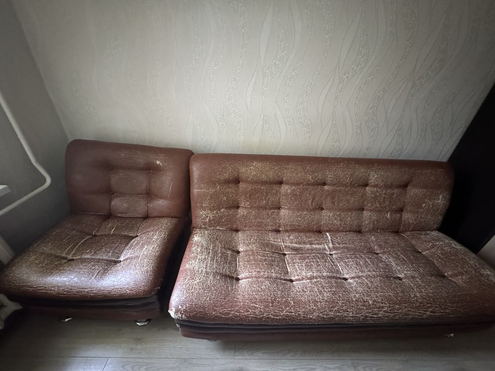 Диван с двумя креслами
