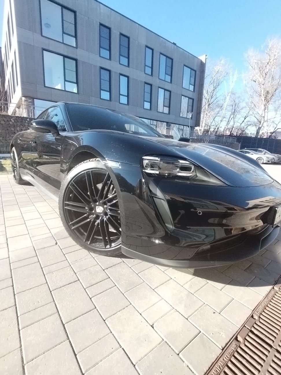Машина марки Porshe taycan, электрокар