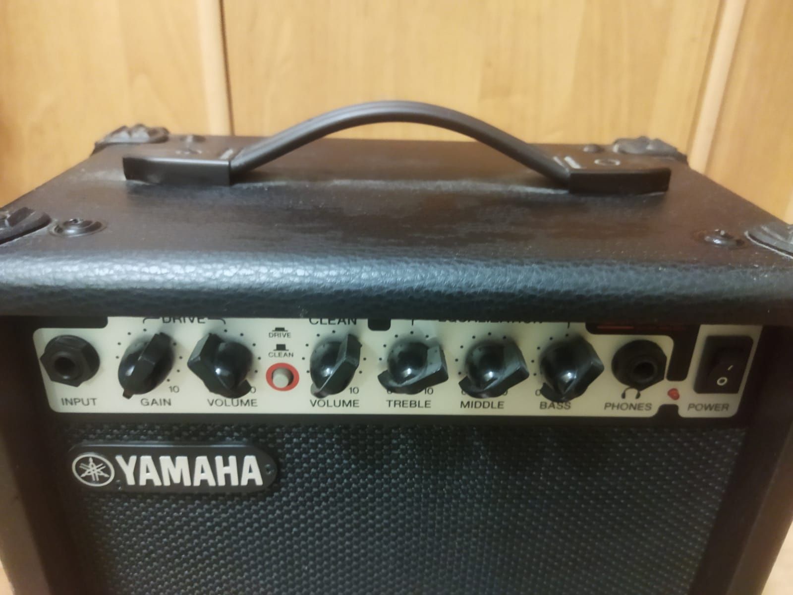 YAMAHA GA15 гитарный комбоусилитель - GVC