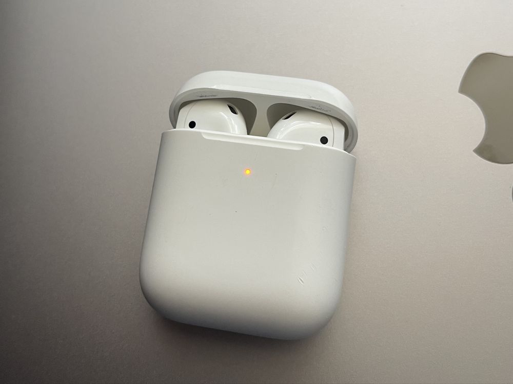 Продам наушники AirPods 2-го поколения (A2031) оригинал