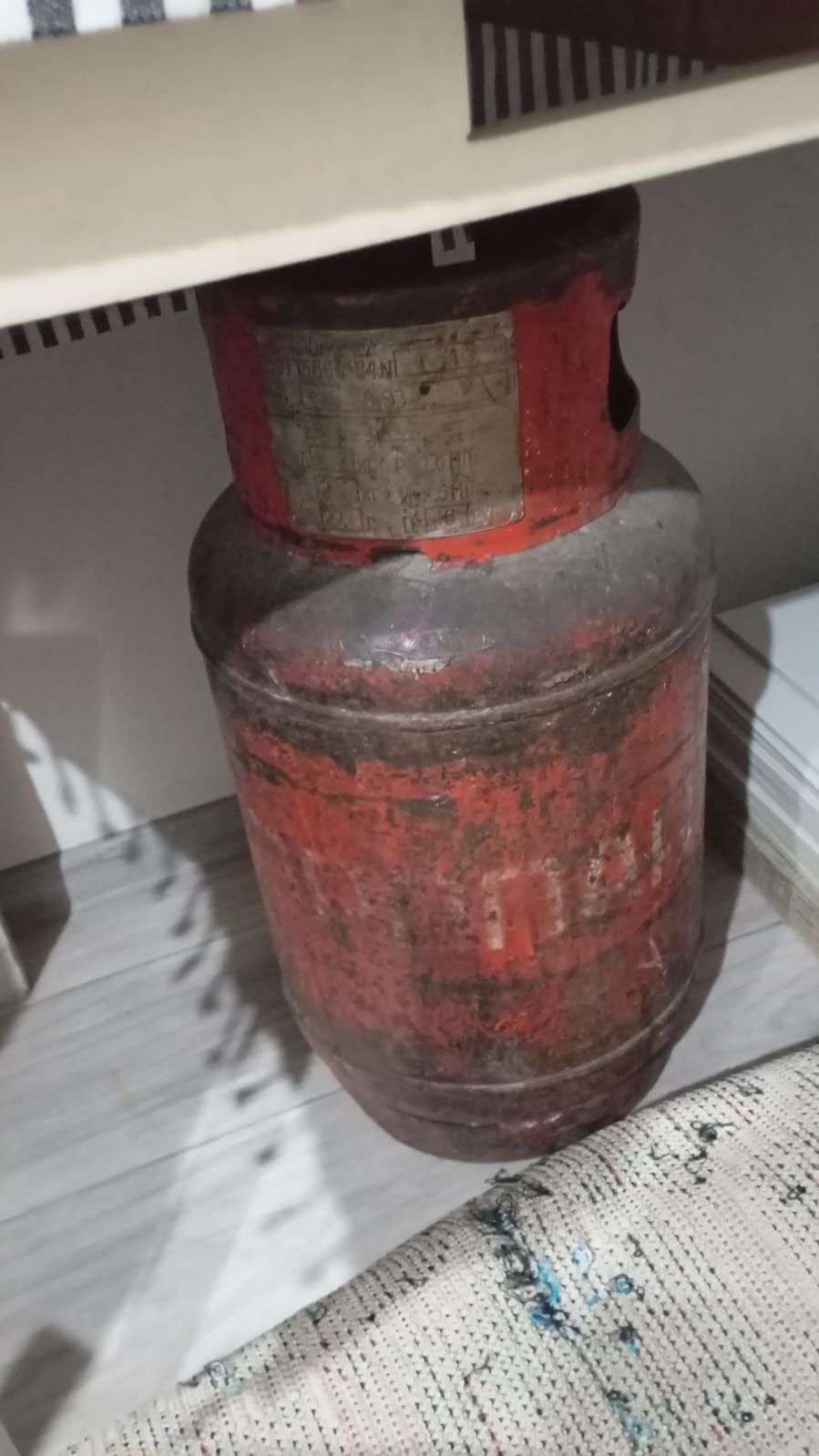Продам газовую плиту +газовый баллон  в подарок.В отличном  состояние!