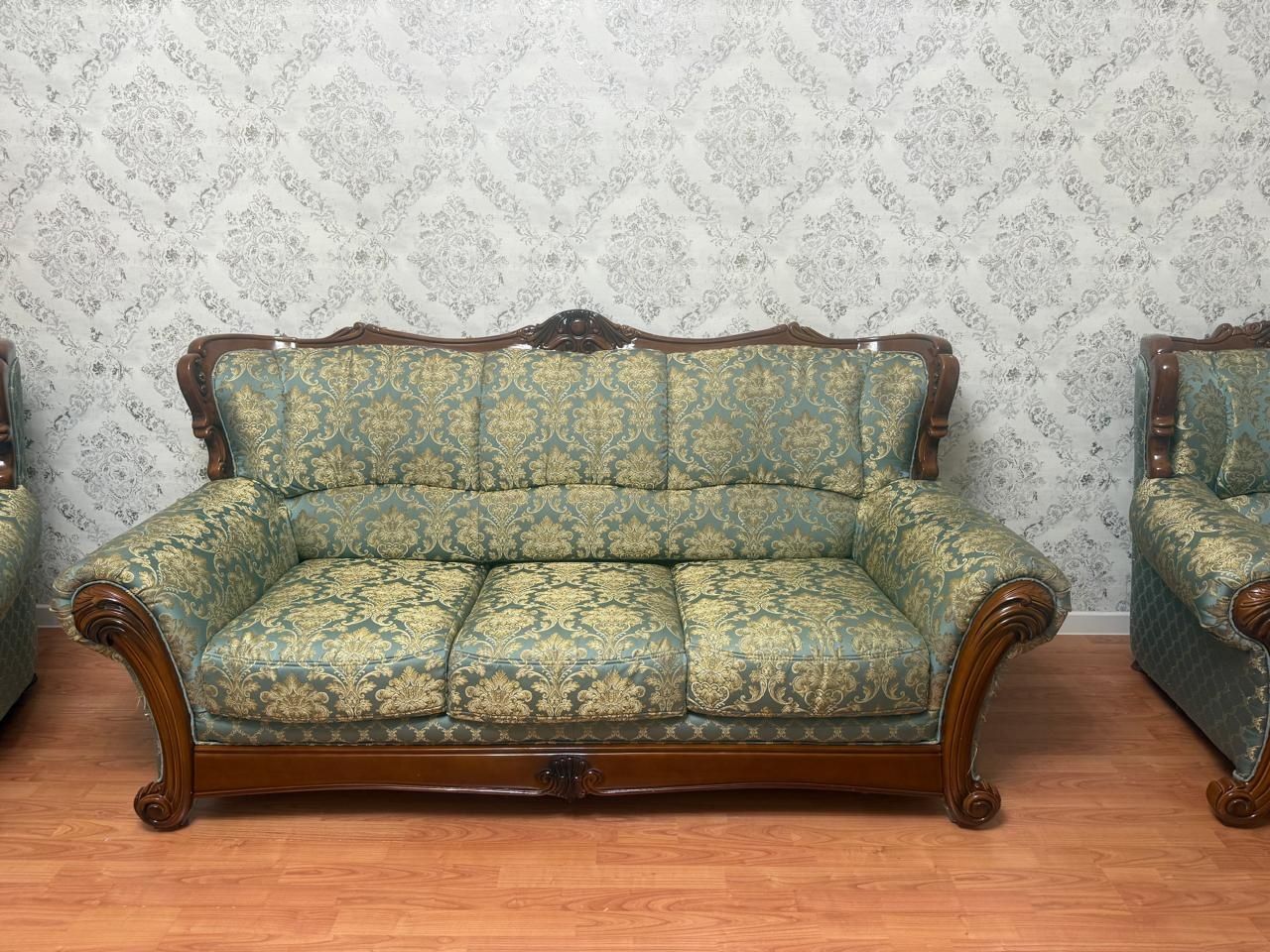 Продам мебель , стенка и диваны