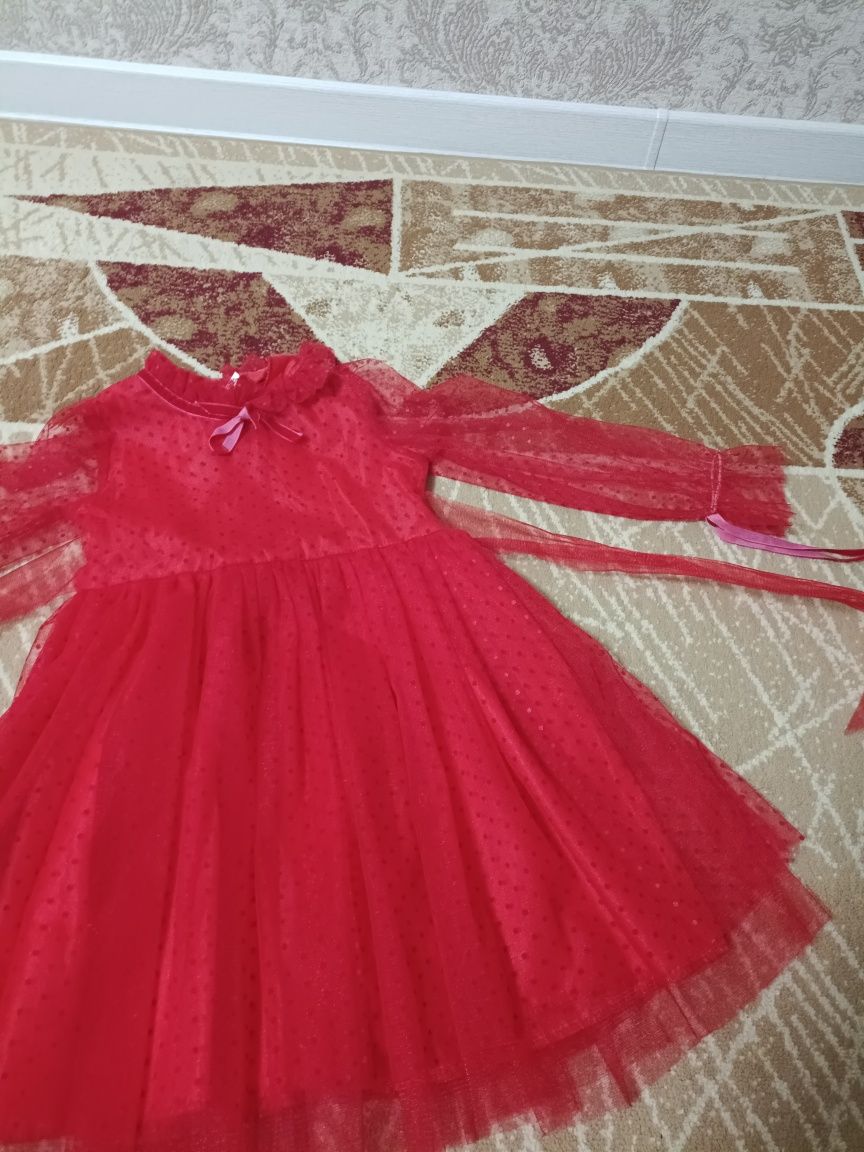 Продам платье на девочку 3-6лет в идеальном состоянии