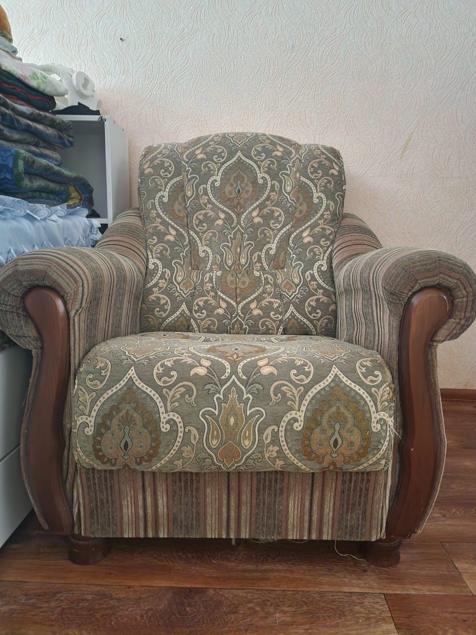 Продам диван и два кресло