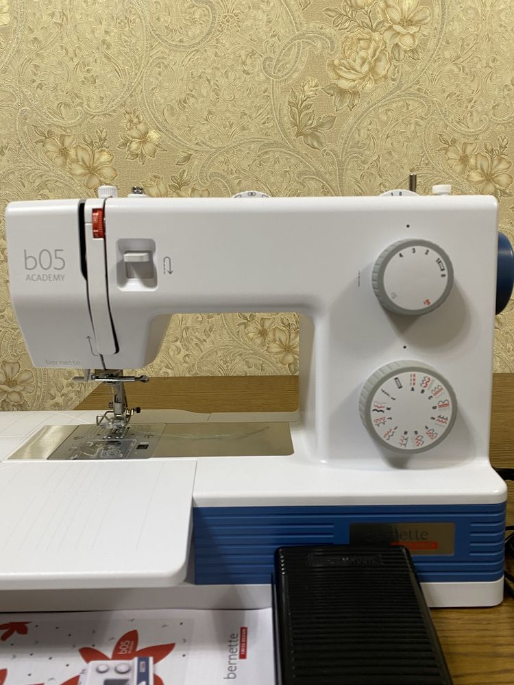 Продается: Швейная машина Bernina Bernette BO5 Academy белый, синий.
