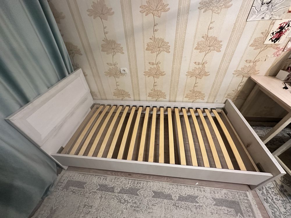 Кровать.         .