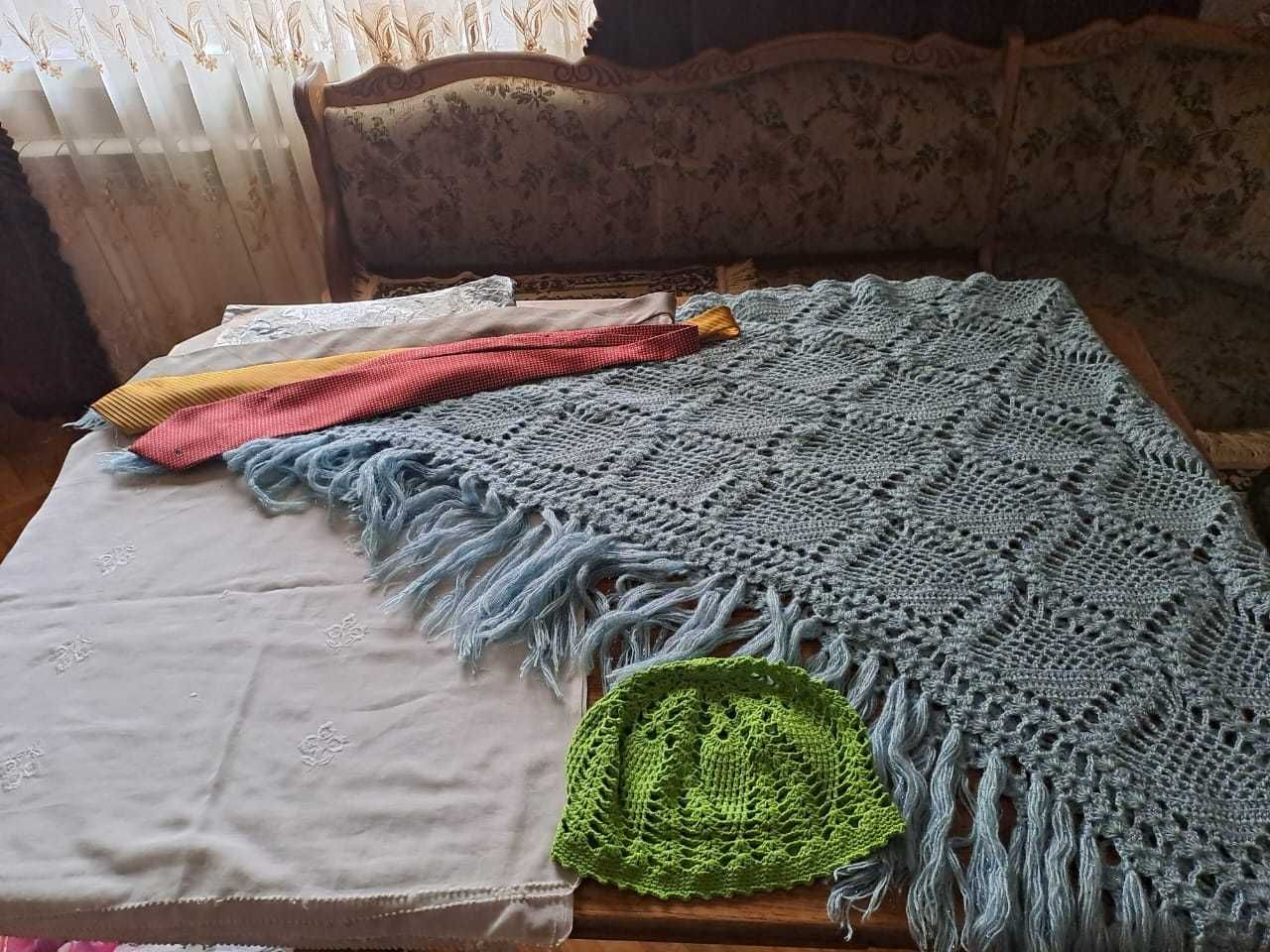Безрукавка из натуральной цигейки, кожаная кепка и другое