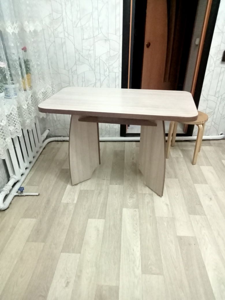 Продам обеденный стол