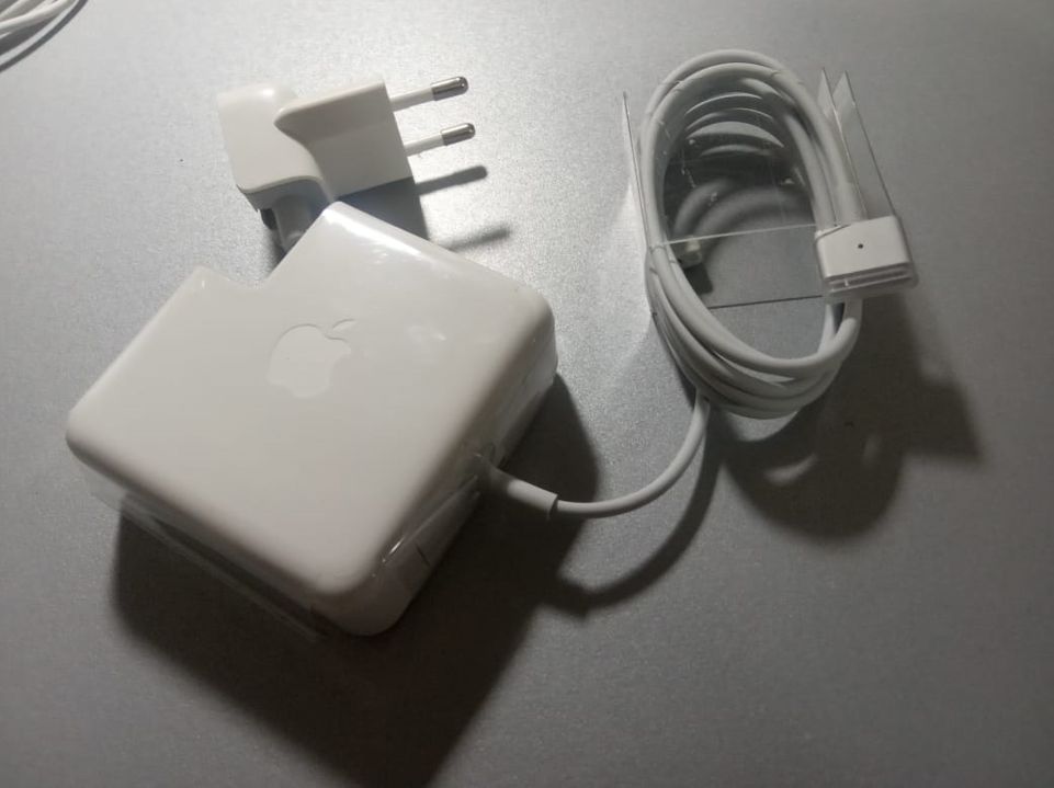 на MacBook - зарядка, блок питания, шнур