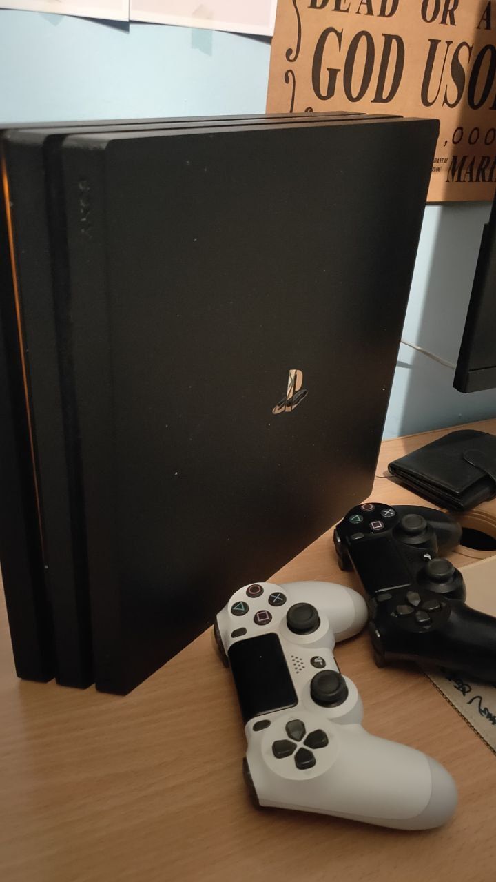 PS4pro с 2 геймпадами
