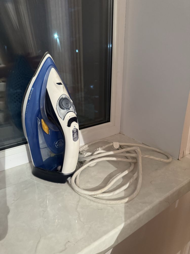 Продам Б/У утюг синего цвета марка Philips