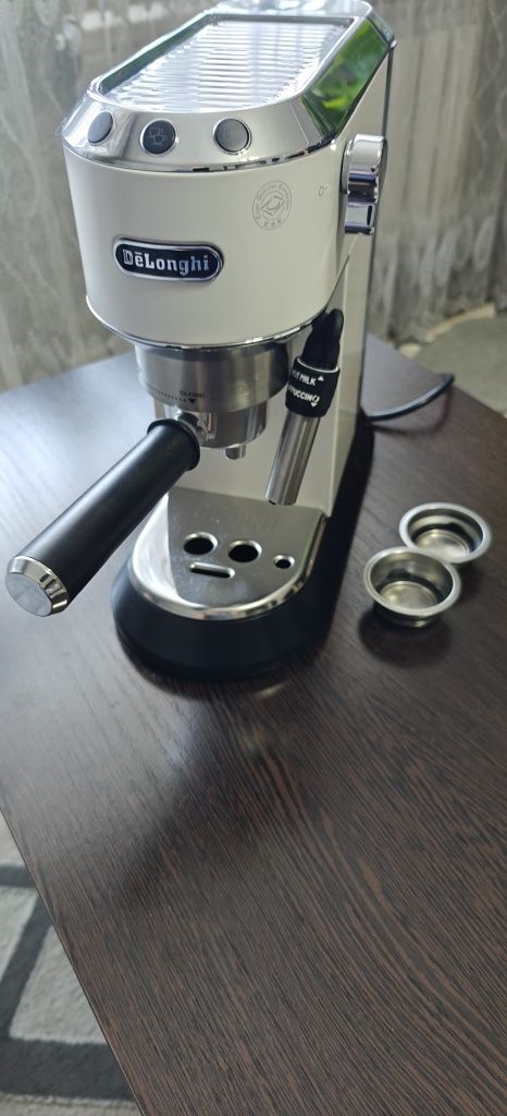 Продаётся кофеварка Delonghi.