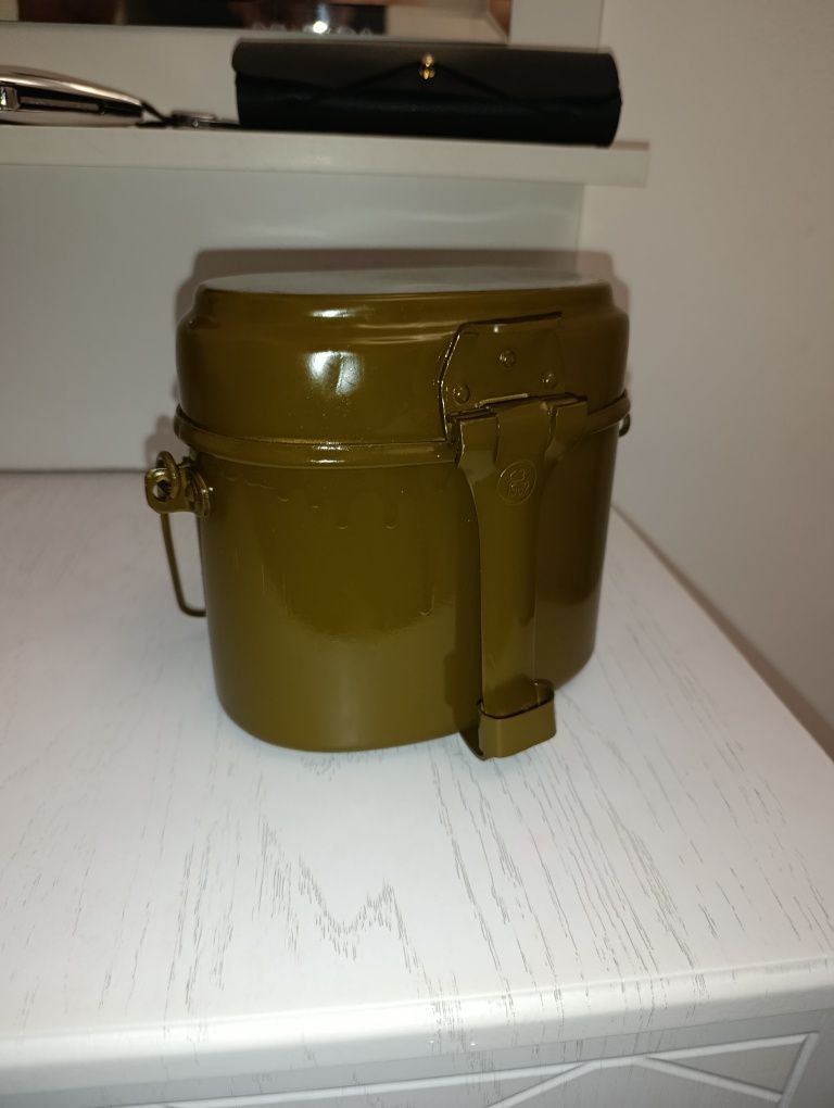 Армейская фляшка и котелок