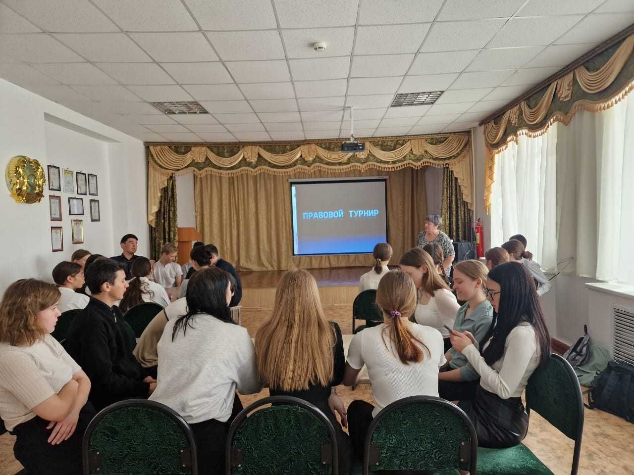 Занятия по казахскому, английскому языкам. Предметы предшколы.