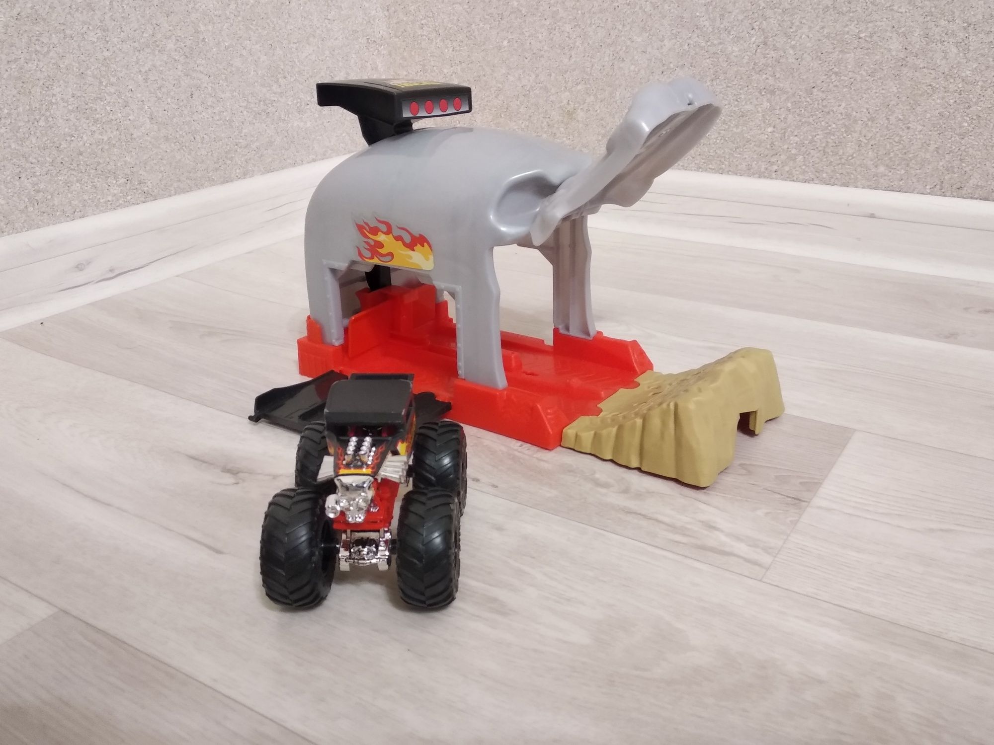 Машинка Hot Wheels с пускателем