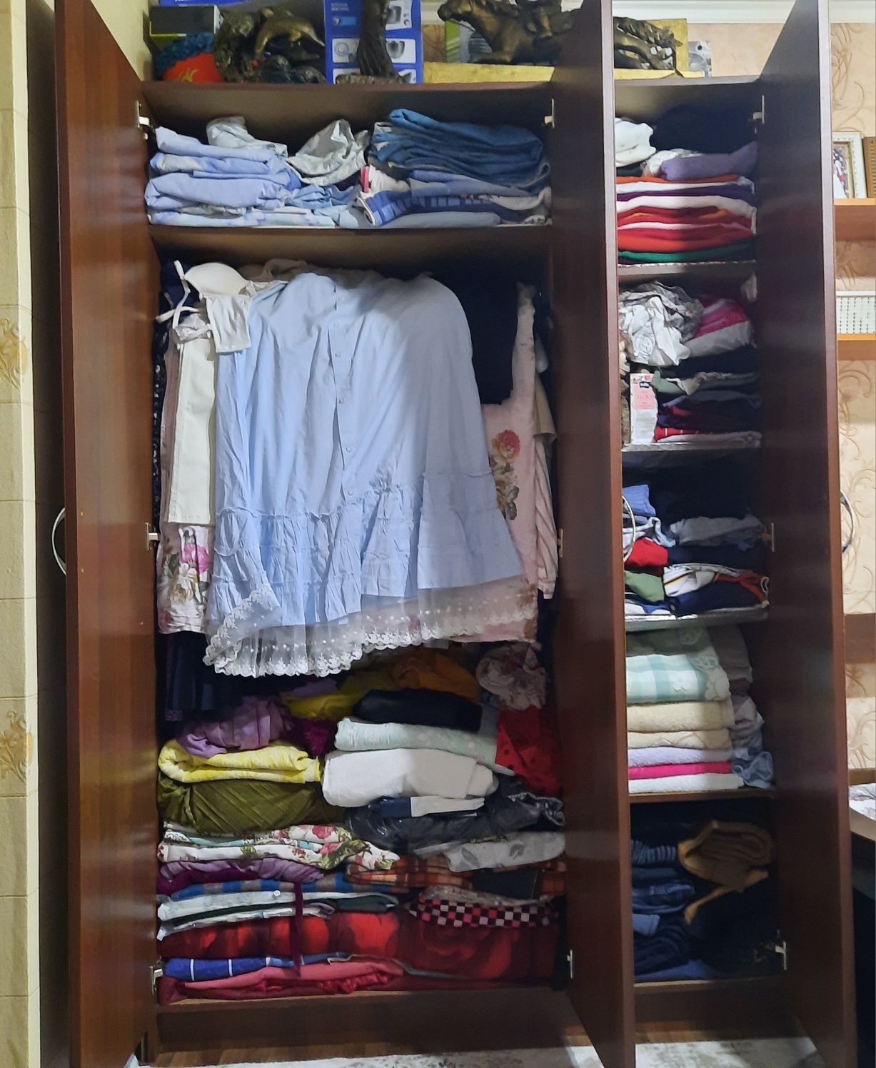 Продам шкаф в спальню из ламината