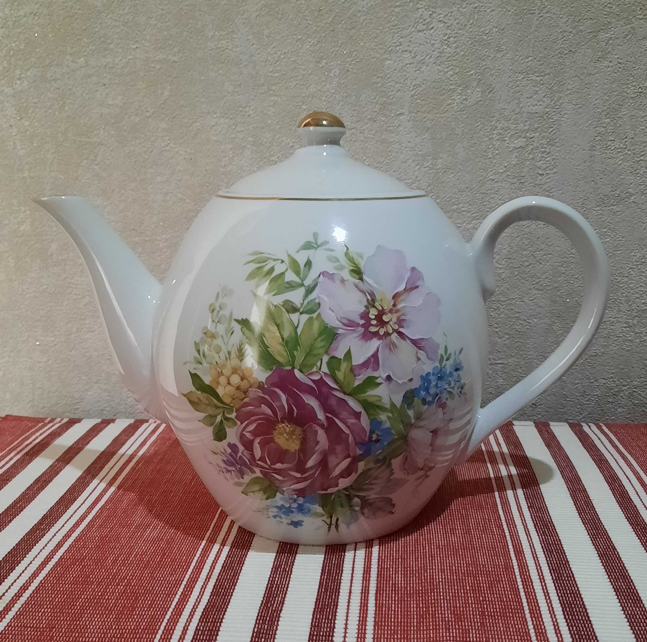 Чайник большой фарфоровый