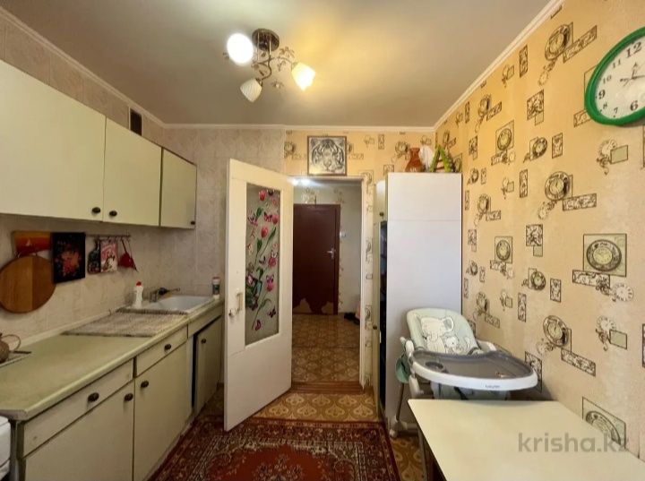 Продам 2-х к.кв, улучш. 8мкр . Срочно.