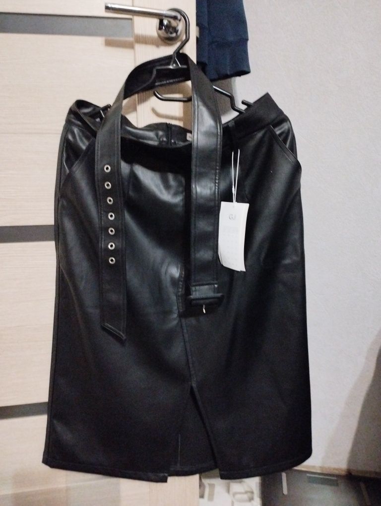 Продам юбку из кожзама миди