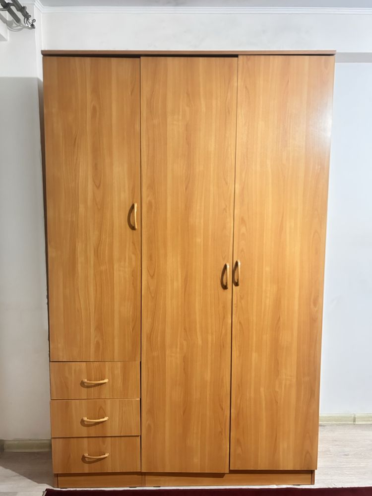 Трехдверный шкаф б/у