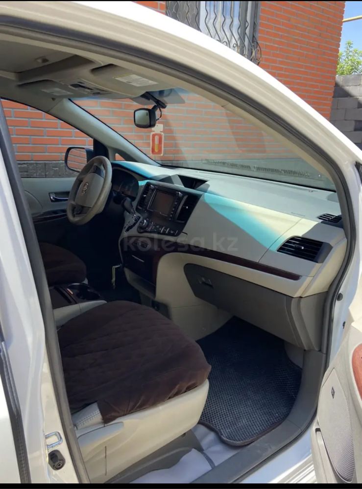 Автомобиль Toyota Sienna 2010 года продается в отличном состоянии.