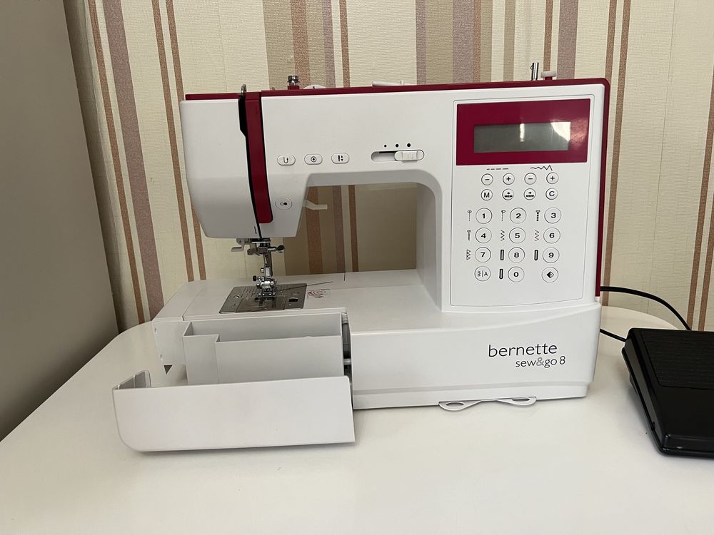 Швейная машина Bernina Bernette Sew&Go 8 белый