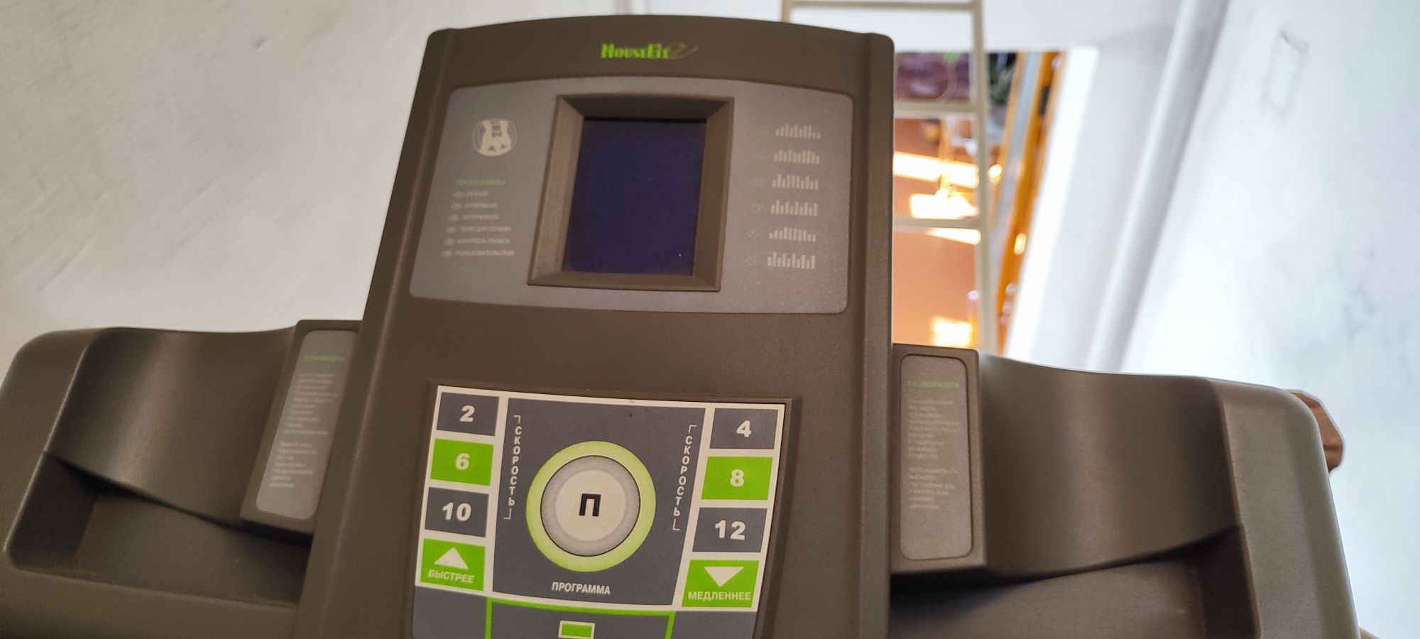 Продам срочно беговую дорожку HouseFit
