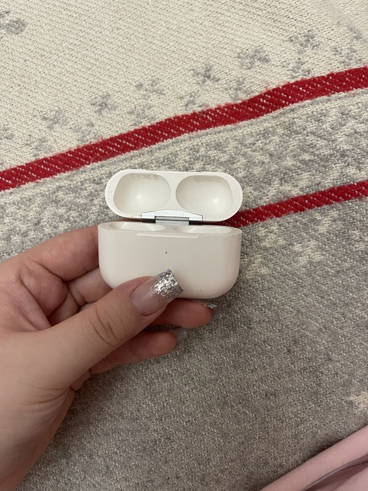Кейс от Airpods pro на запчасти