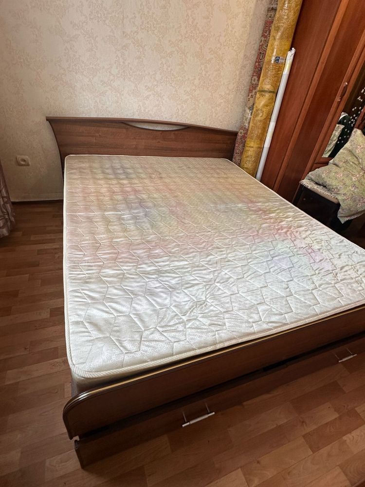 Продам кровать с матрасом