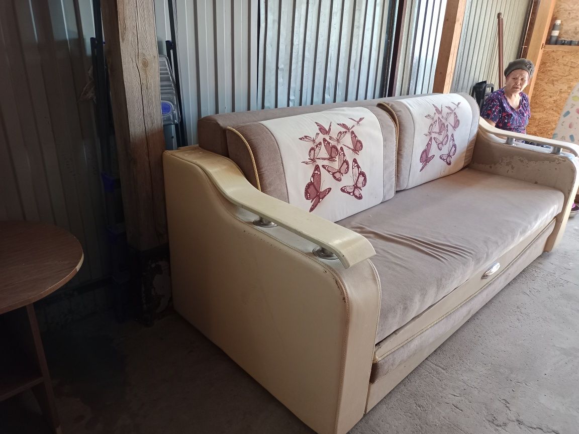 Срочно.Продам диван раскладной.