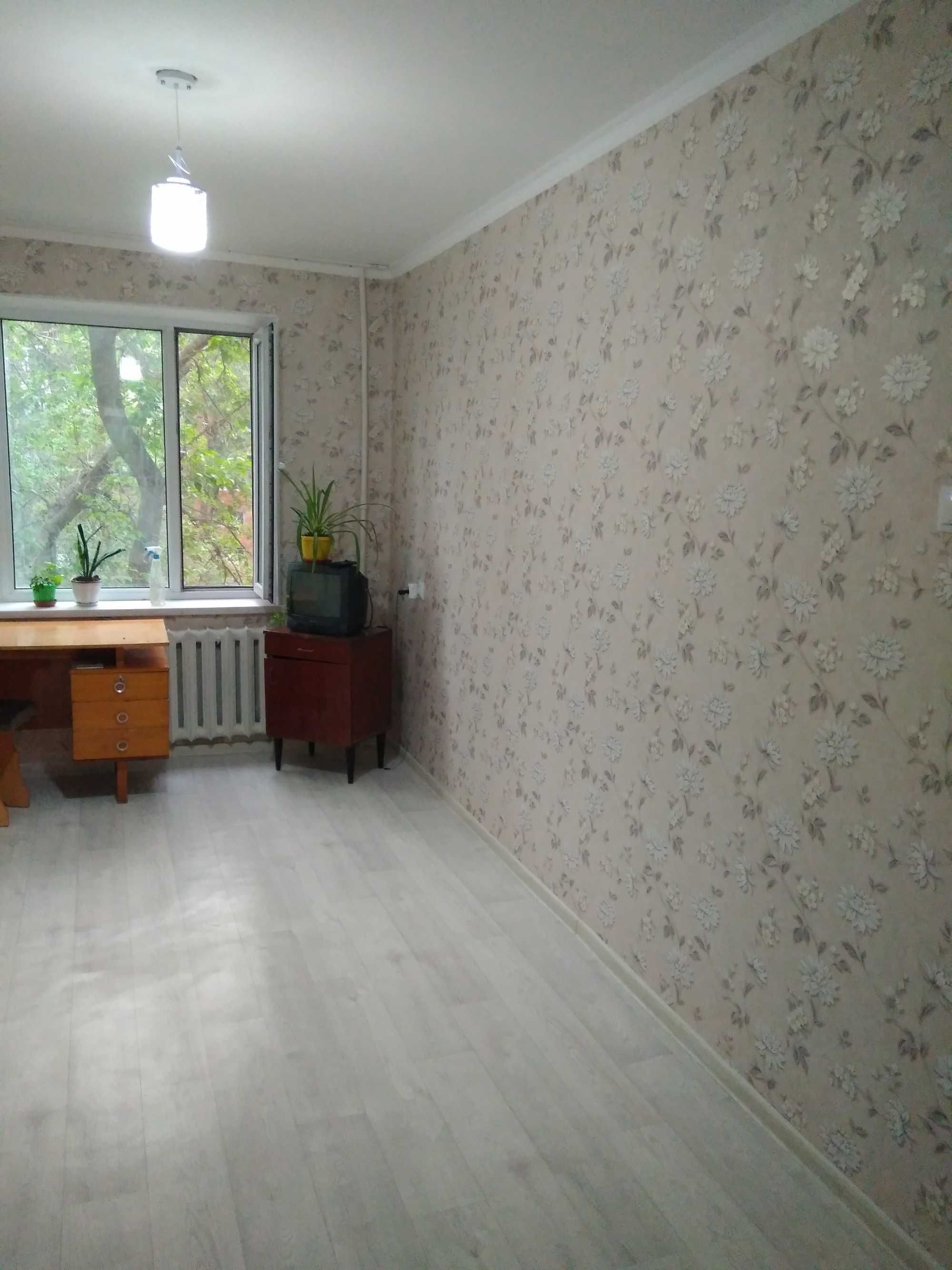 Продается 2 комнатная .3 этаж.Неугловая.