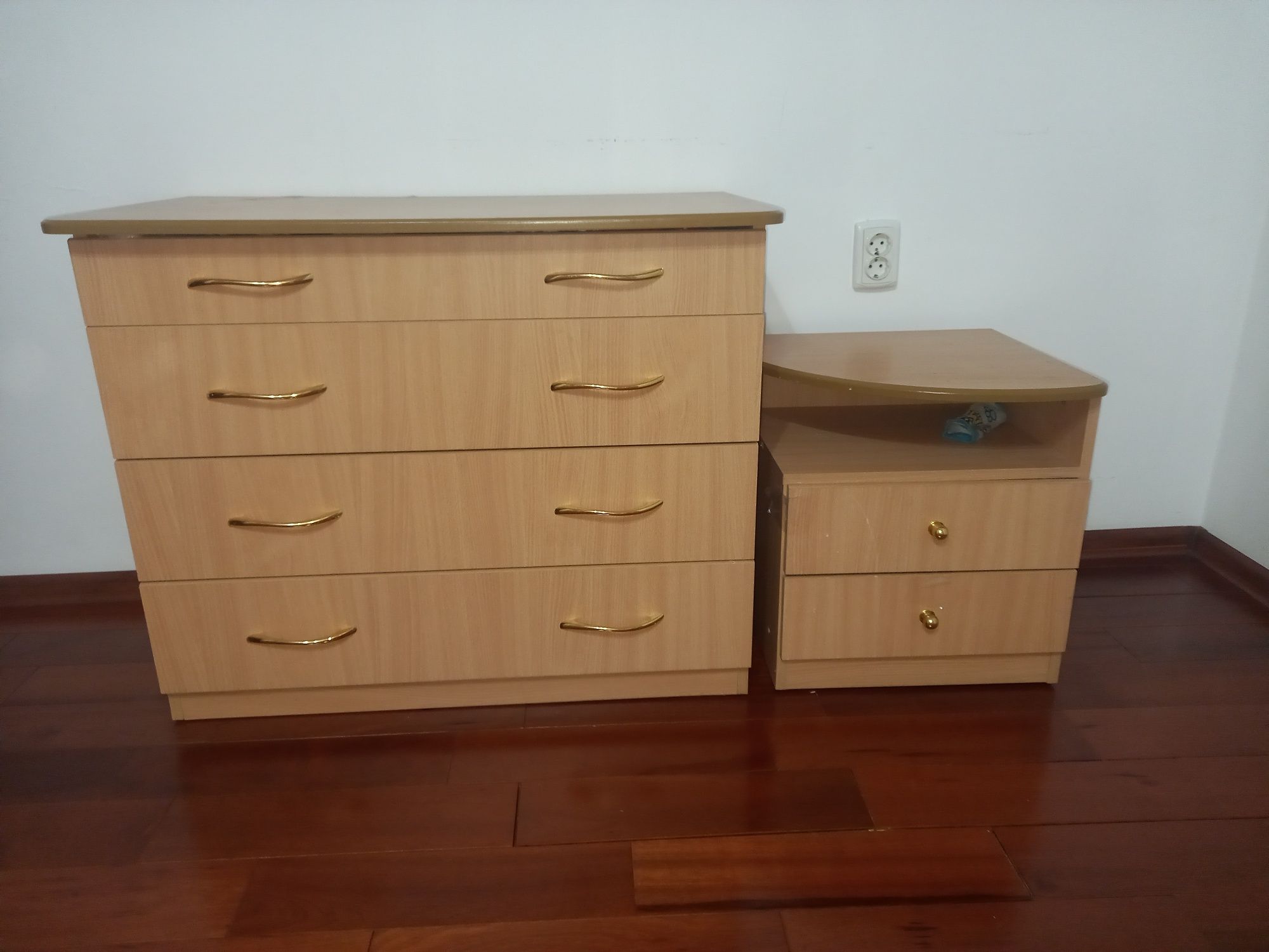 Продам Стол 1,10× 3+3,5,ковер 6×4,стальная гарнитура.