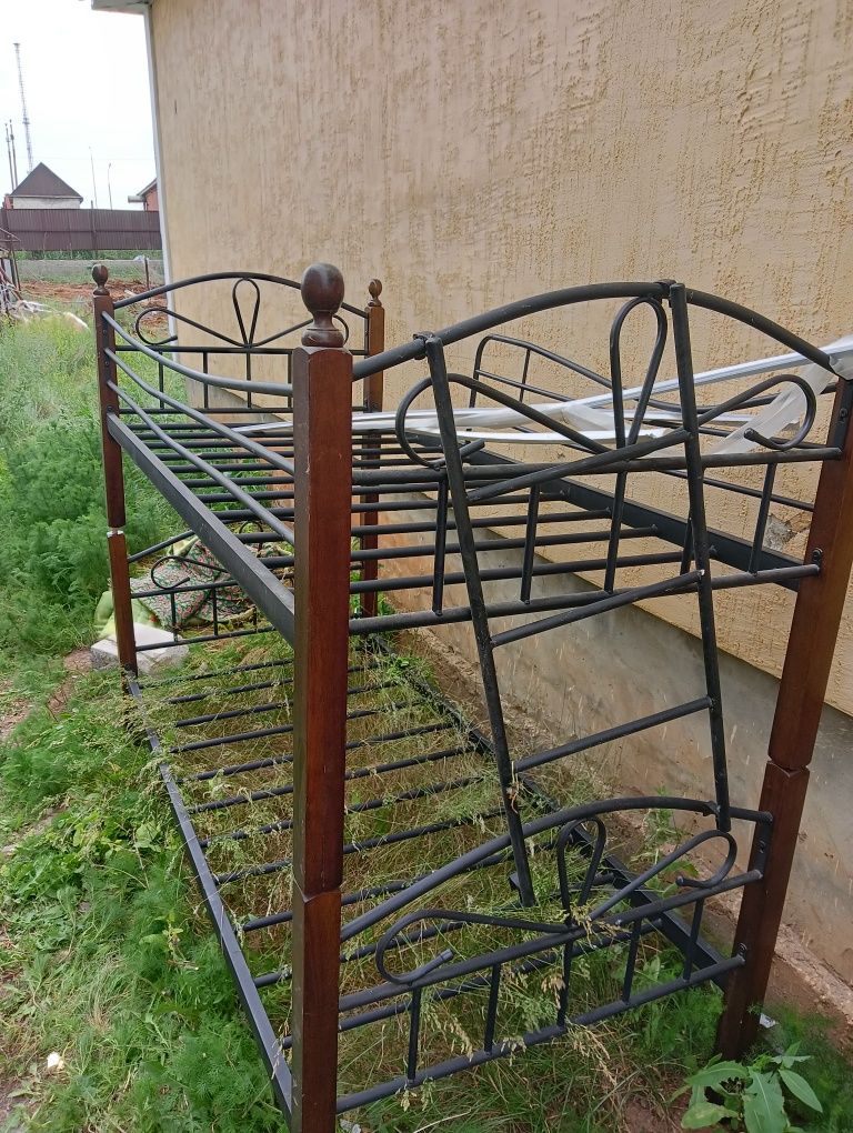 Продам кровать двухэтажный с матрасом