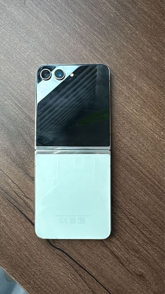Продам телефон Samsung Galaxy Z Flip5
