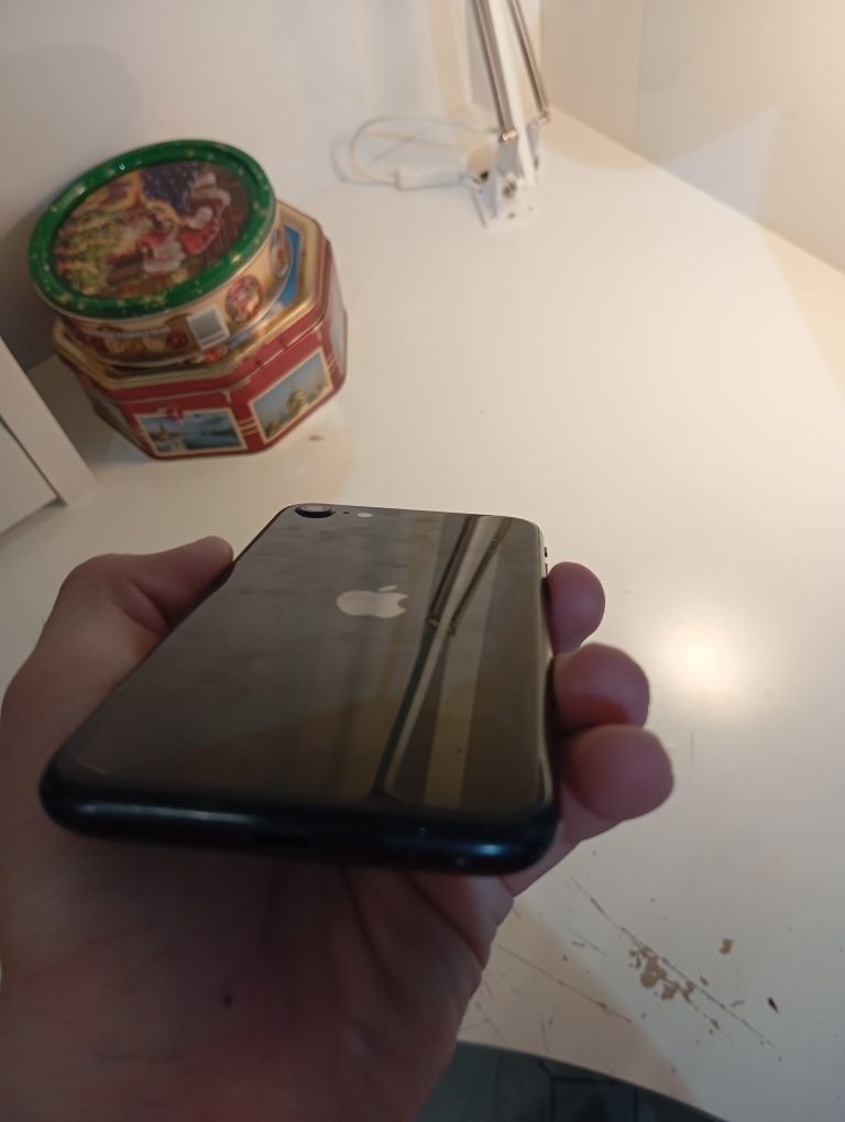 Продам Iphon SE 2020