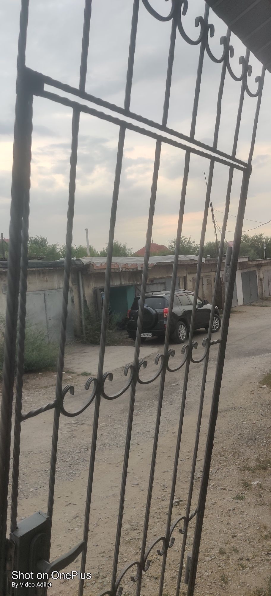 Решётка с дверью в подъезд на лестничную площадку