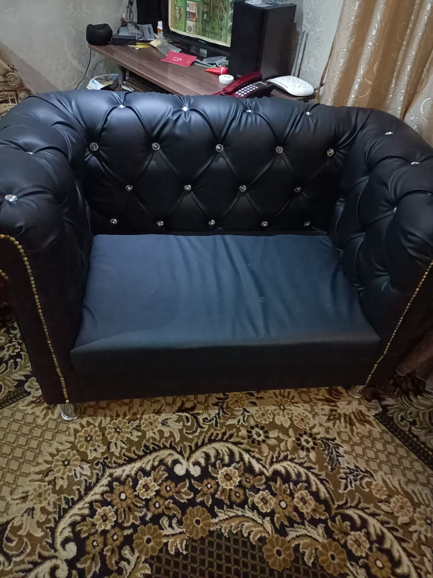 Продам диван для гостиной, черного цвета со стразами,.