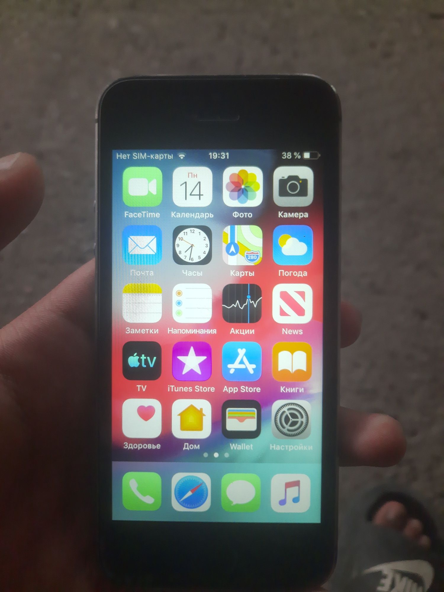 Айфон 5s почти новый
