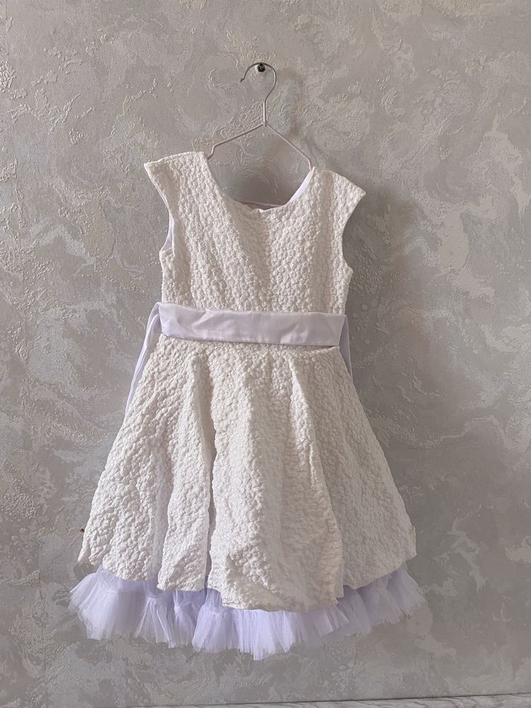 Платья девочковые, на 4-5 лет