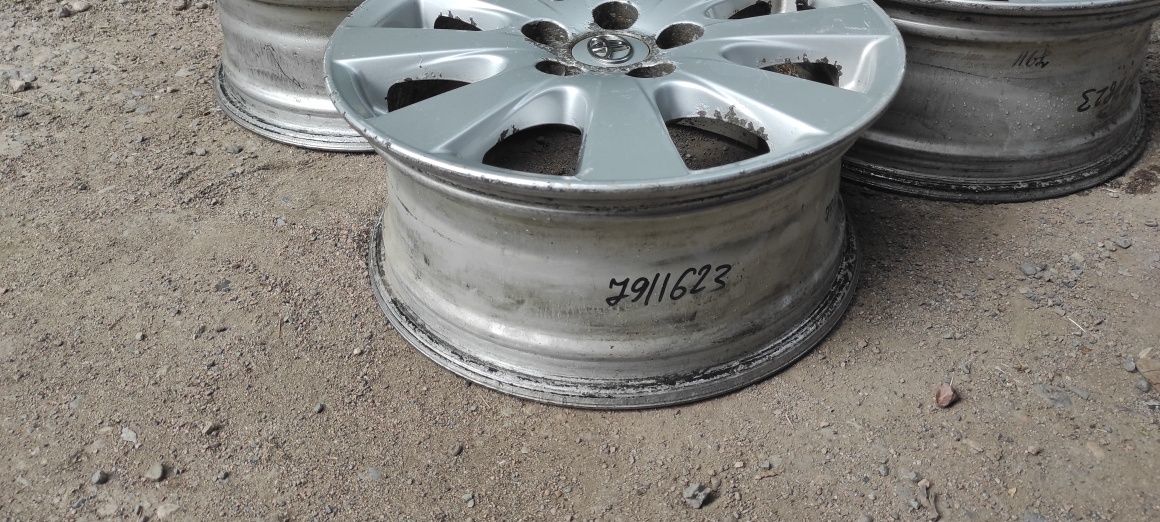 Комплект оригинальных дисков R16. Toyota Camry.
