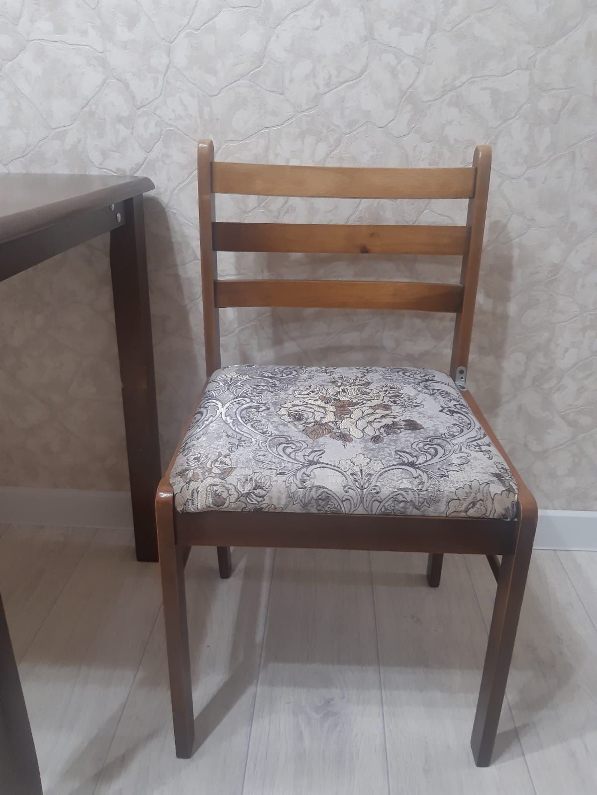 Продам куханный стол со стульями.